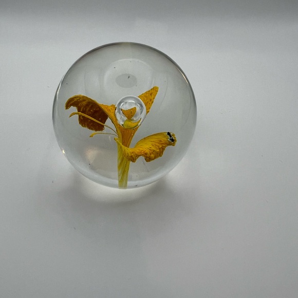 Vintage K’s Collection paper weight yellow flower with little ant bubble - Picture 7 of 10